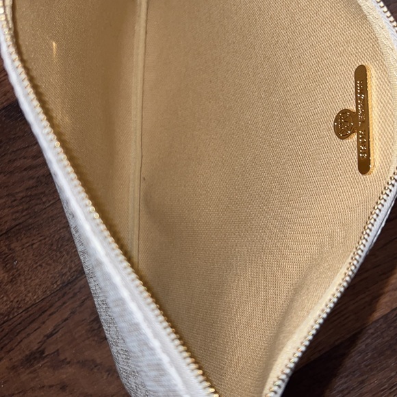 Like new Excellent condition no stains - Picture 4 of 5